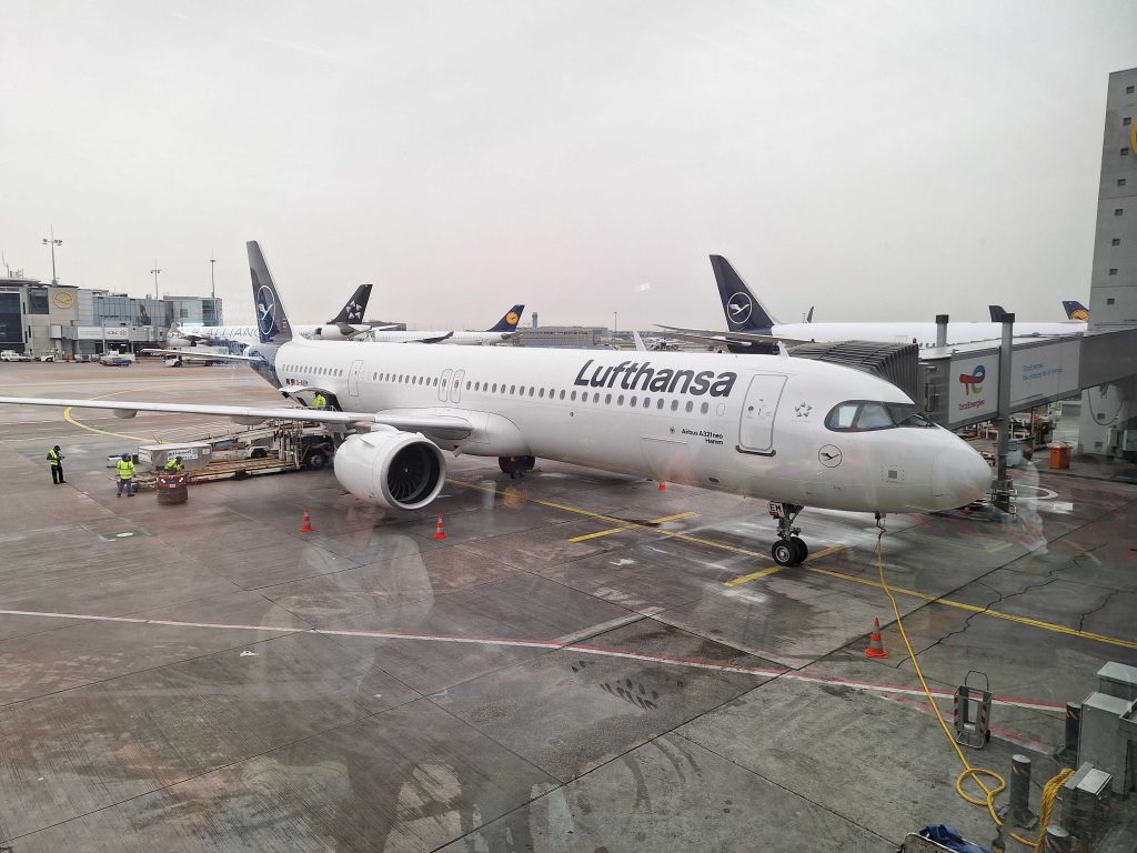 Lufthansa-Flugzeug am Gate – Start einer Flugreise nach Lissabon auf panikontour.de