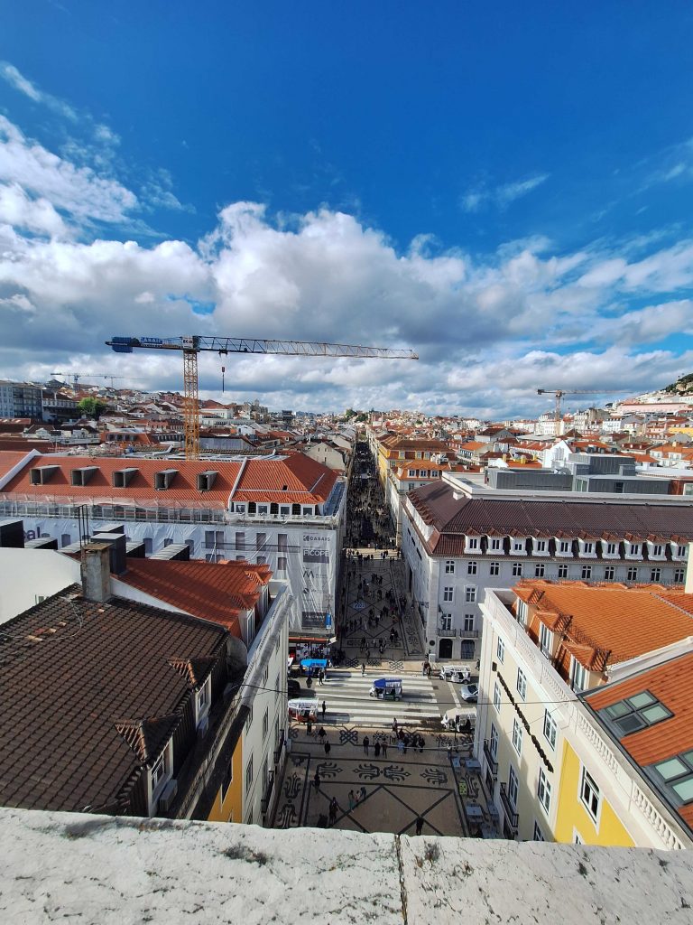 Panoramablick über die Altstadt von Lissabon mit roten Dächern und blauem Himmel – Aussicht vom Triumphbogen auf panikontour.de