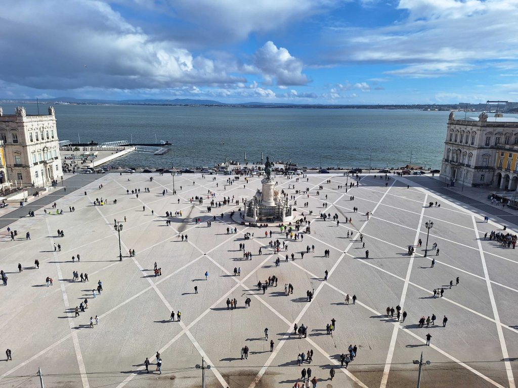 Praça do Comércio in Lissabon mit Blick auf den Tejo und das Reiterdenkmal – sonniger Platz am Flussufer auf panikontour.de
