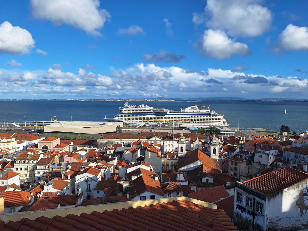 AIDA-Kreuzfahrtschiff im Hafen von Lissabon mit Blick über Dächer der Alfama – Panoramaaufnahme auf panikontour.de