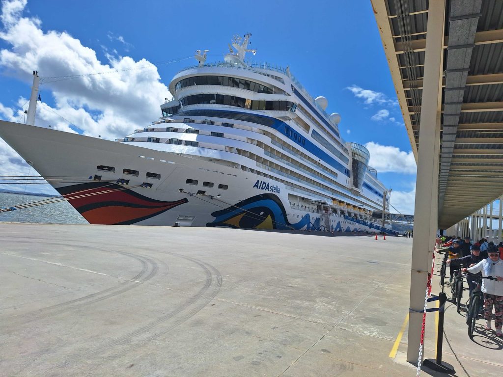 AIDAstella Kreuzfahrtschiff im Hafen von Lissabon – Reisebeginn auf panikontour.de