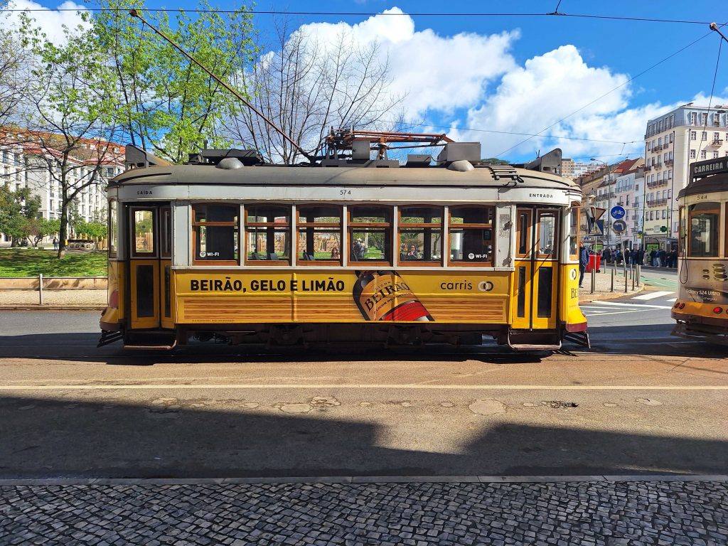 Gelbe Straßenbahn in Lissabon – historische Tram 28 in der Innenstadt auf panikontour.de