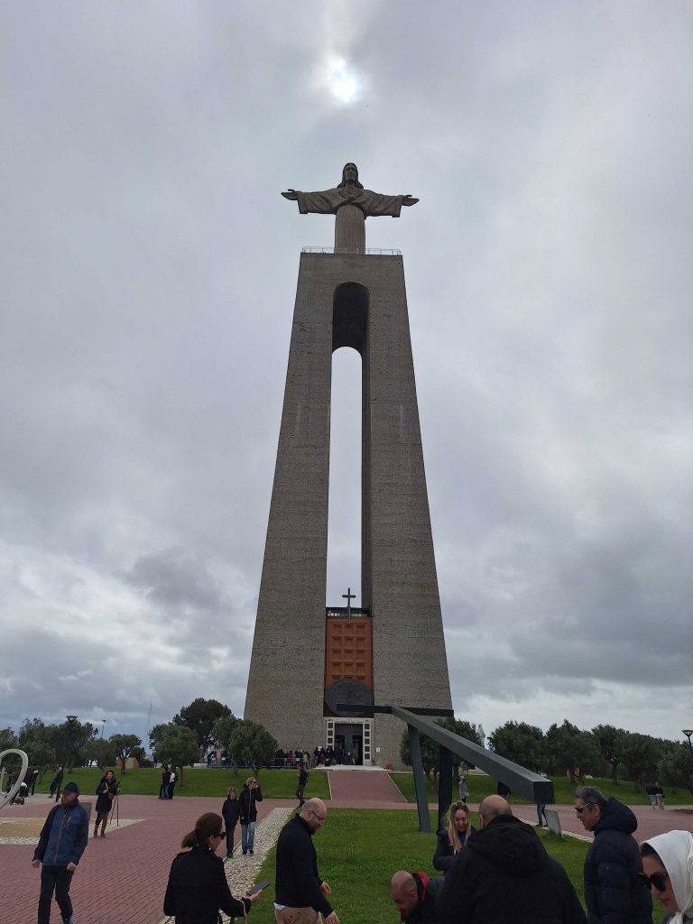 Cristo Rei Statue in Almada bei Lissabon – Aussichtspunkt mit Blick über die Stadt auf panikontour.de