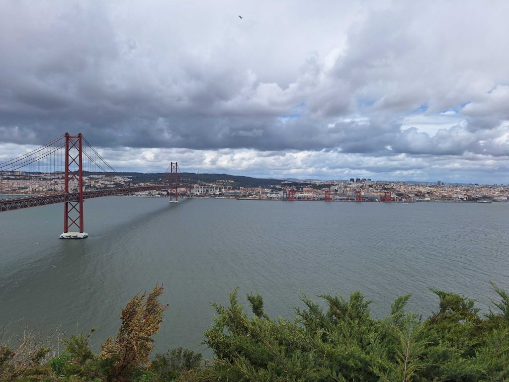 Ponte 25 de Abril Brücke in Lissabon mit Blick auf den Tejo – Wahrzeichen Portugals auf panikontour.de