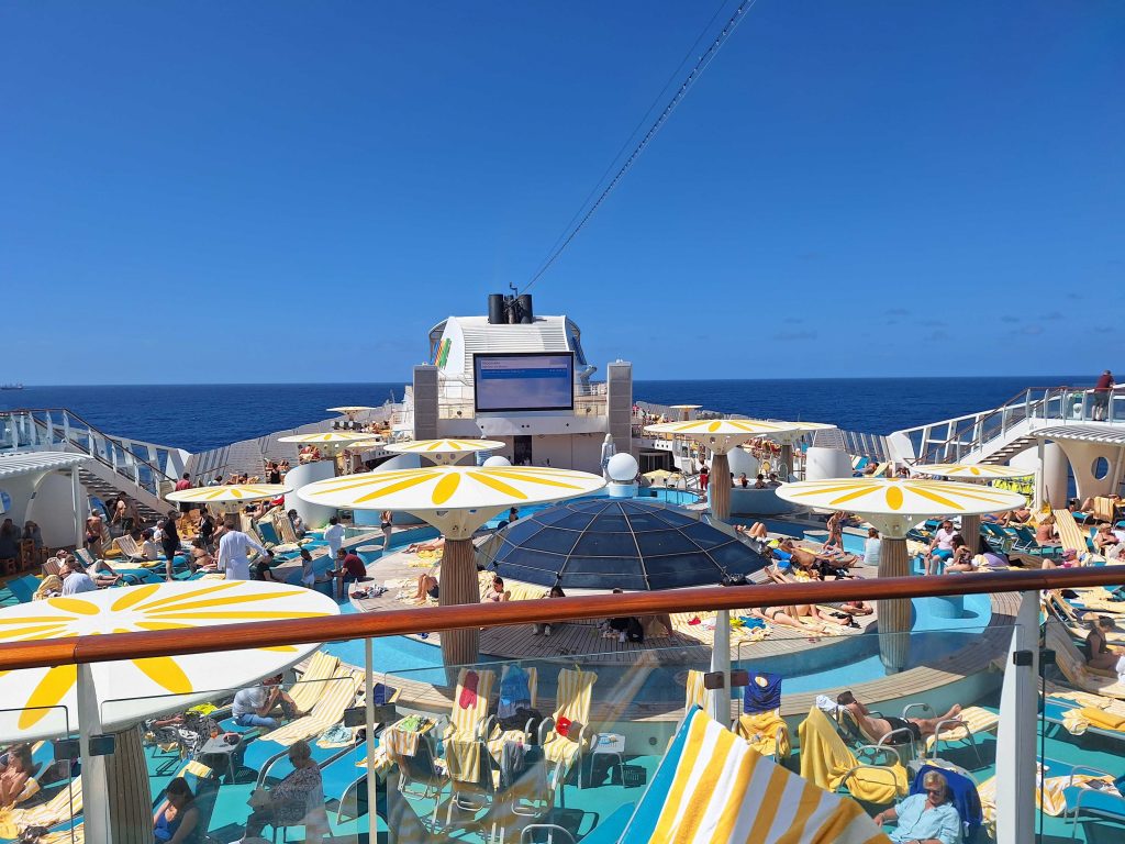 AIDA Kreuzfahrtschiff Sonnendeck mit Pool und Liegen auf dem Atlantik – Urlaubsstimmung auf panikontour.de
