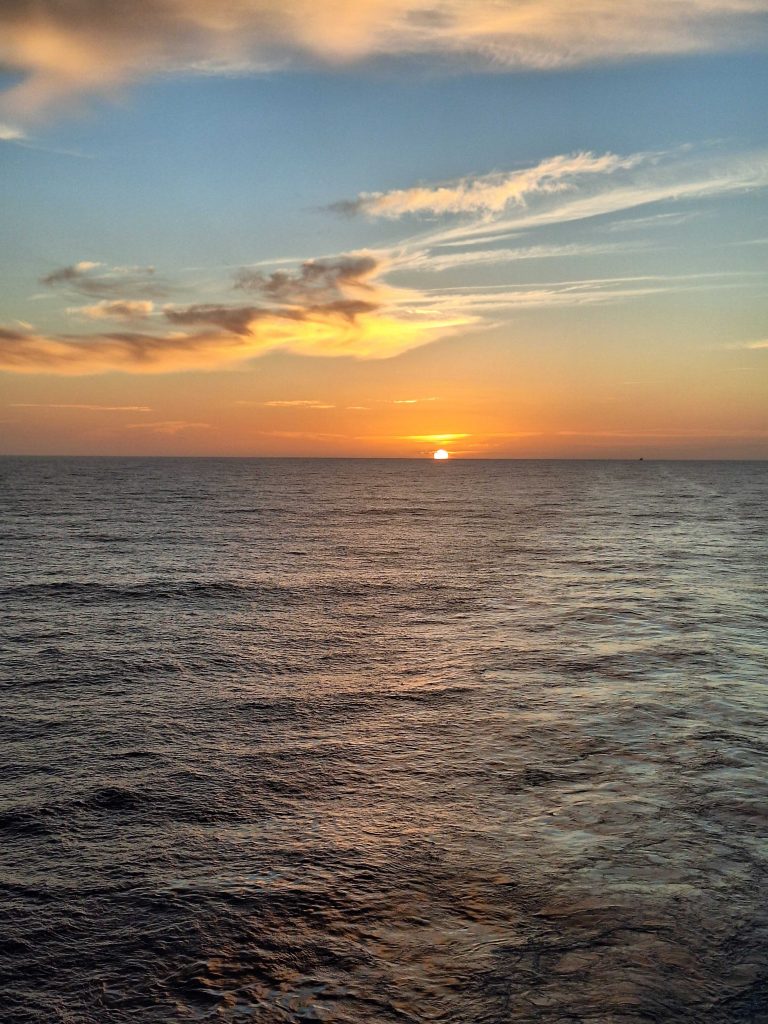 Sonnenuntergang über dem Atlantik auf Kreuzfahrt – goldene Abendstimmung auf panikontour.de