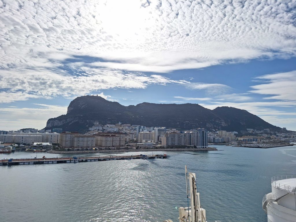 Blick auf Gibraltar vom Schiff – Hafenansicht mit Felsen und Stadt im Sonnenlicht auf panikontour.de