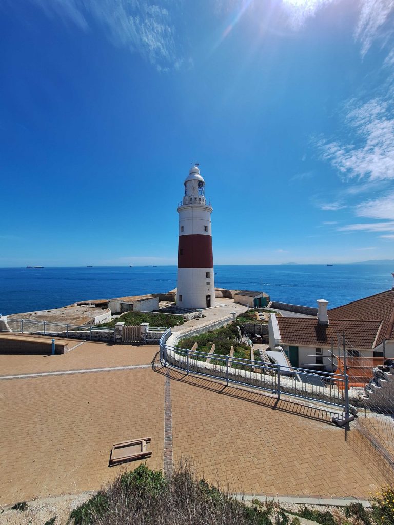 Europa Point Leuchtturm in Gibraltar – Aussicht auf das Meer und die afrikanische Küste auf panikontour.de