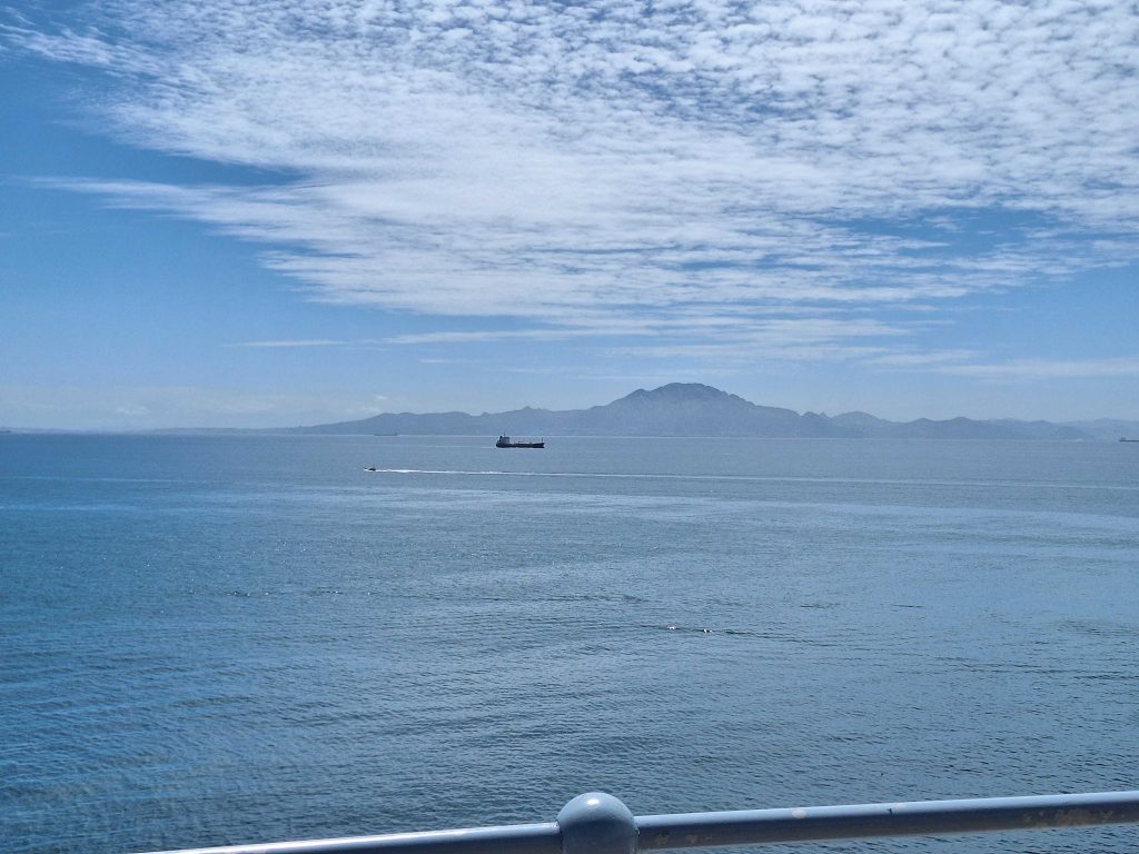 Blick über die Straße von Gibraltar – Aussicht auf Afrika bei klarer Sicht auf panikontour.de