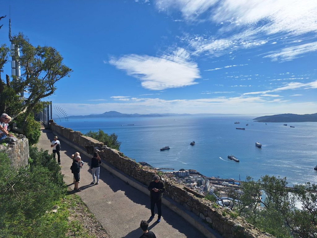 Aussicht vom Felsen von Gibraltar mit Blick auf Afrika und die Meerenge – Panoramafoto auf panikontour.de