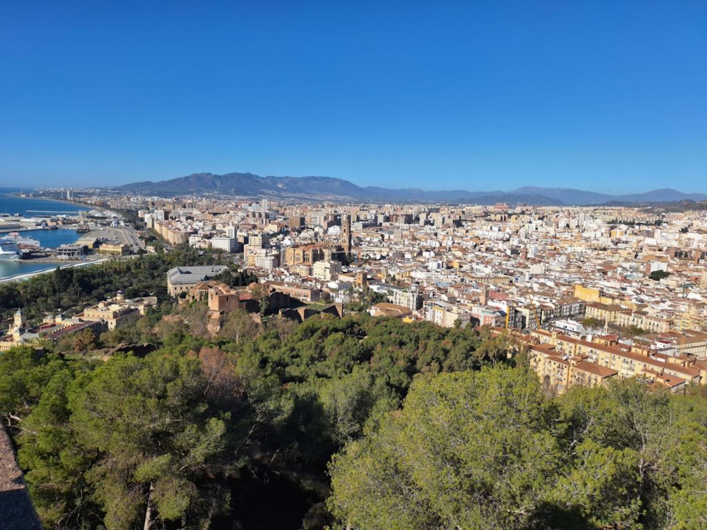 Aussicht auf Málaga mit Hafen, Altstadt und Bergen im Hintergrund – Andalusien Impression auf panikontour.de