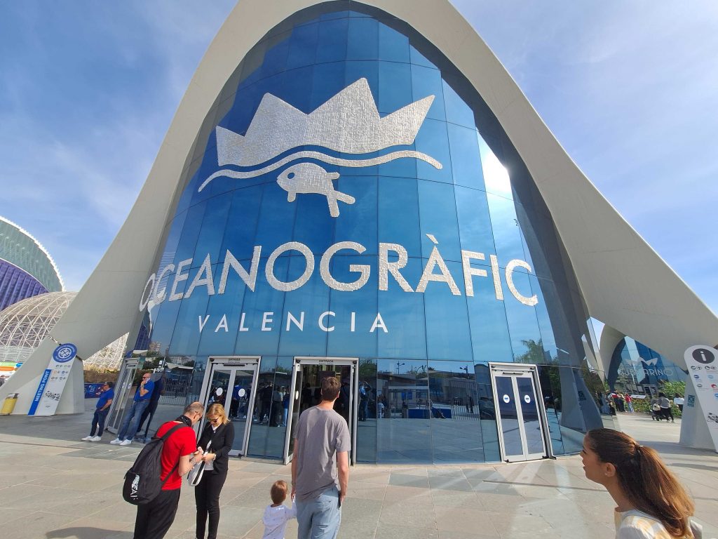 Oceanogràfic Valencia – modernes Aquarium mit gläserner Architektur und Besuchern auf panikontour.de