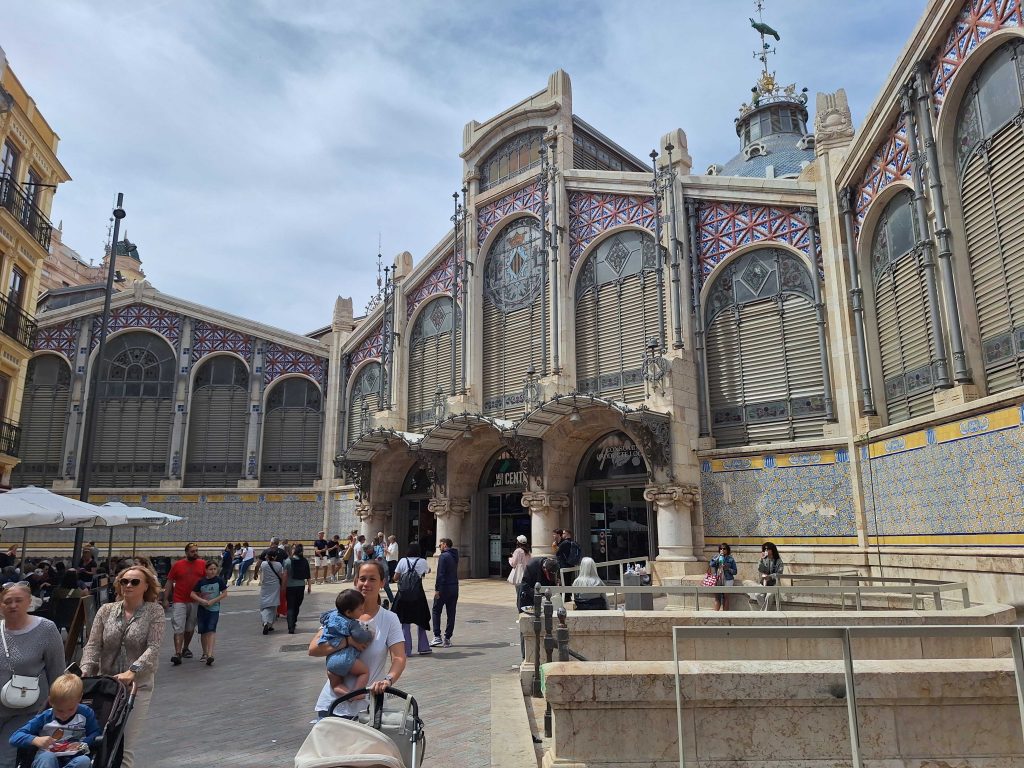 Mercado Central Valencia – historische Markthalle mit bunten Kacheln und Menschen auf panikontour.de