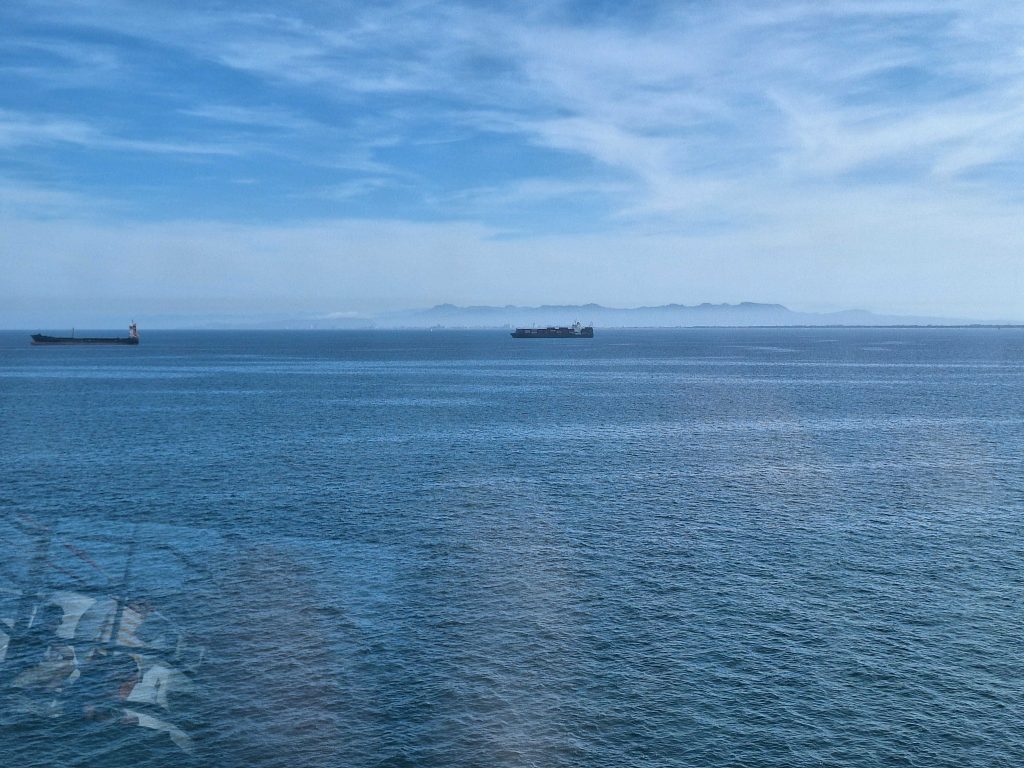 Mittelmeer zwischen Valencia und Mallorca – ruhige See mit Frachtschiffen auf panikontour.de
