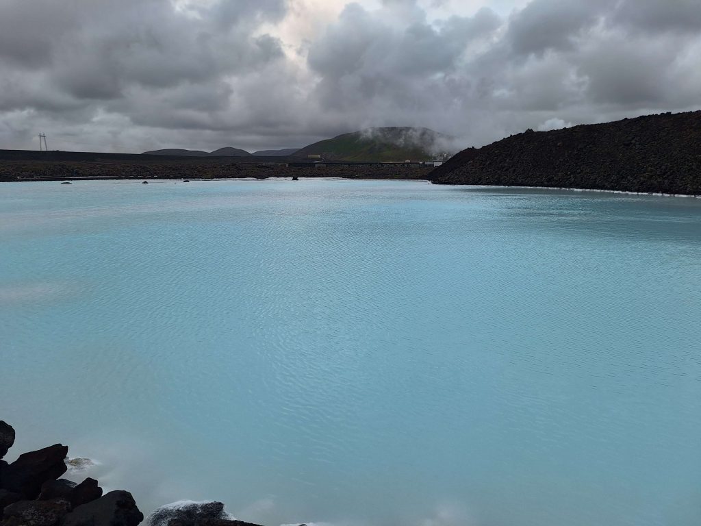 Blaue Lagune in Island mit dampfendem Thermalwasser und dunklem Lavagestein – Entspannung und Naturkraft auf panikontour.de