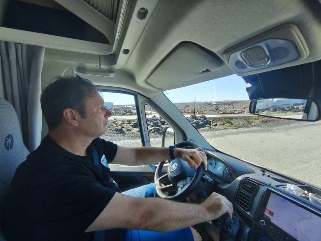 Mann fährt Wohnmobil durch Islands Lavafelder – Reise, Mut und Freiheit auf panikontour.de