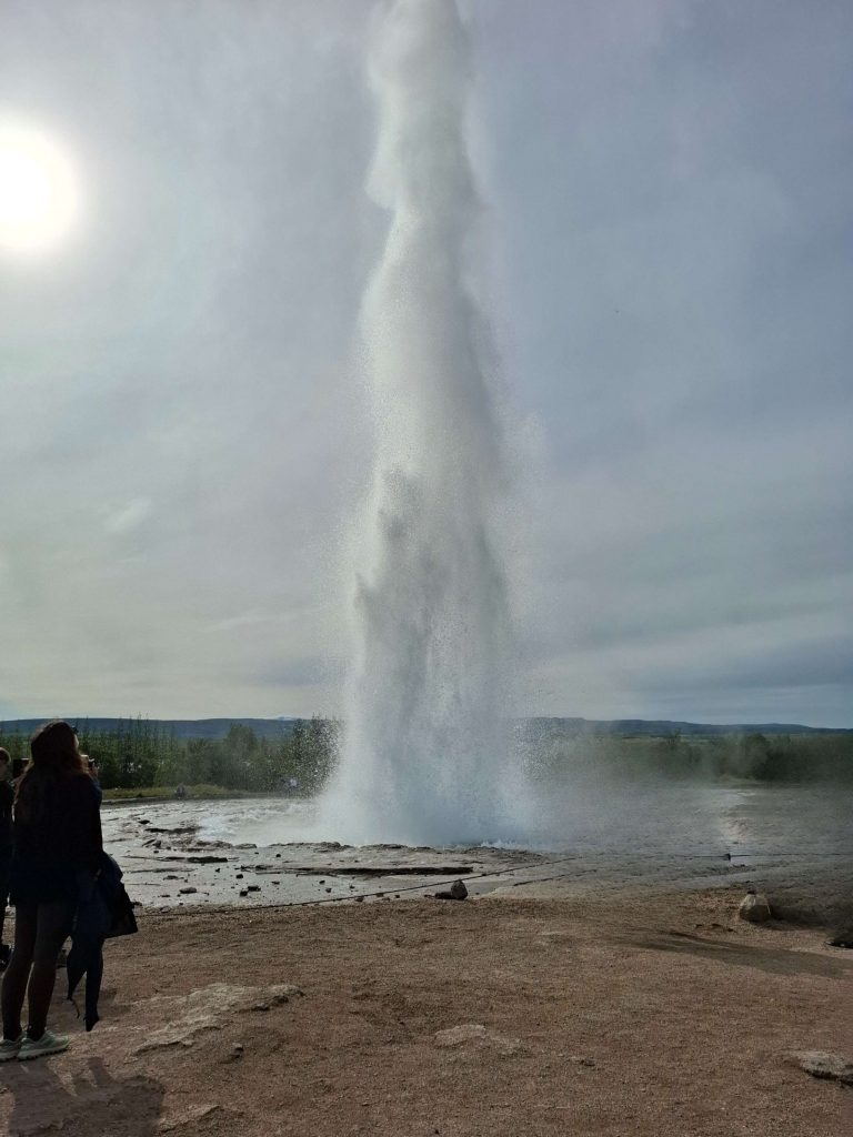 Strokkur-Geysir in Island beim Ausbruch – Naturgewalt und Faszination auf panikontour.de