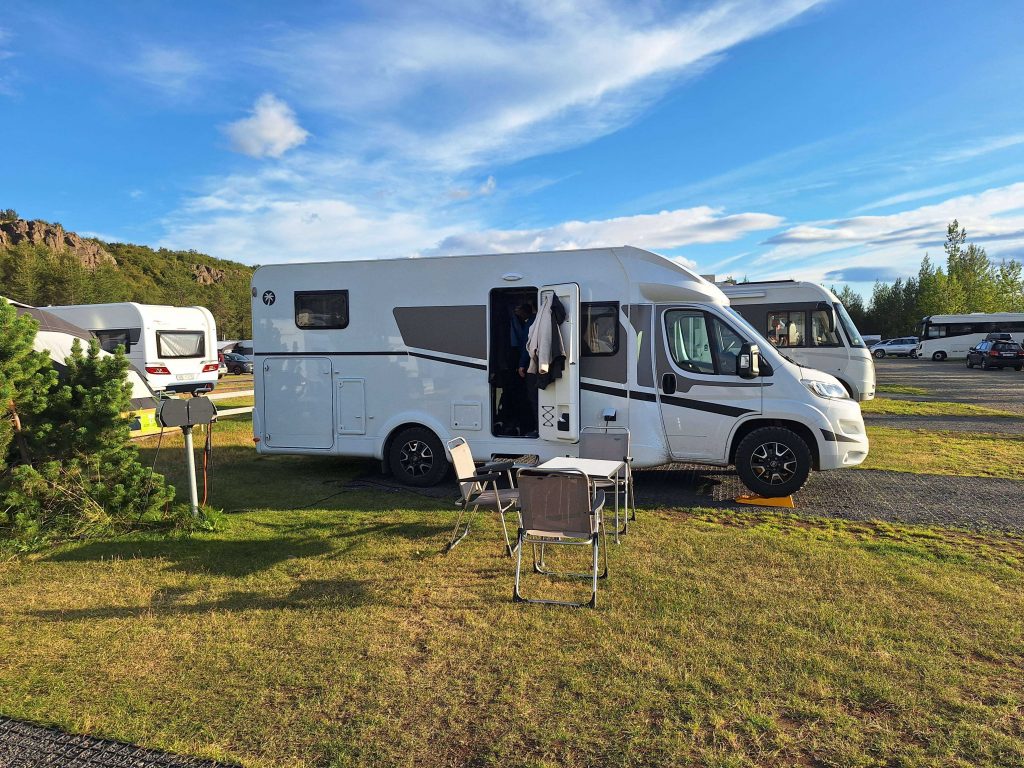 Wohnmobil auf isländischem Campingplatz im Abendlicht – Reisen, Freiheit und Ruhe auf panikontour.de