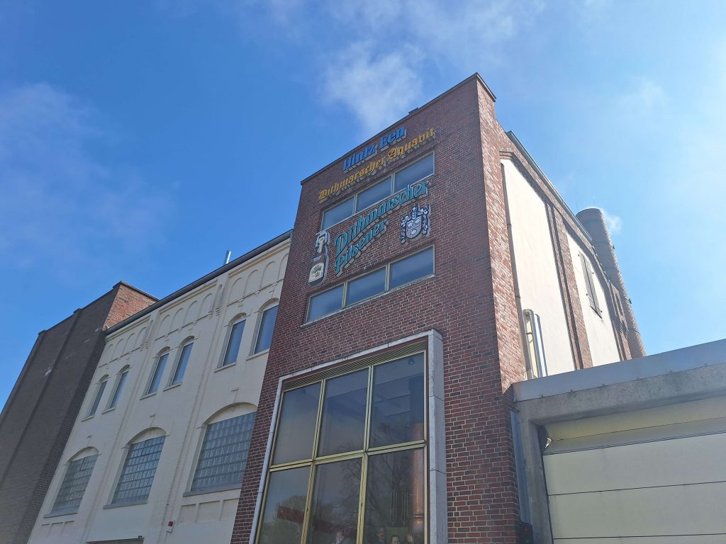 Dithmarscher Brauerei in Brunsbüttel – historisches Backsteingebäude bei Sonnenschein auf panikontour.de