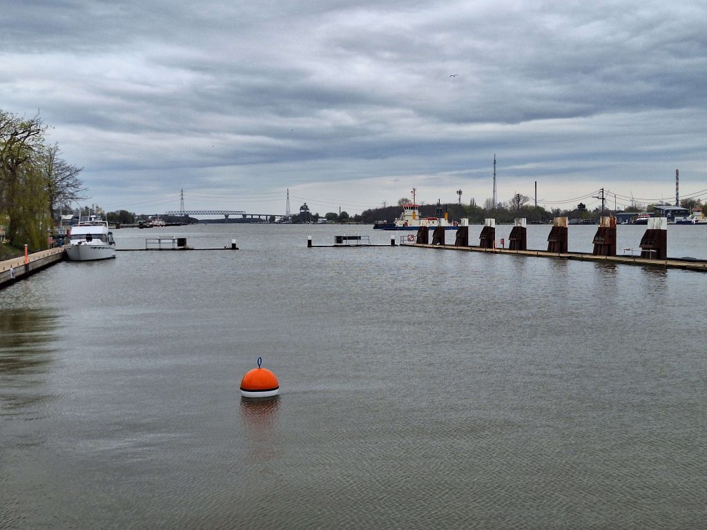Schleuseneinfahrt in Brunsbüttel mit oranger Boje und ruhigem Wasser – Nordseezugang auf panikontour.de