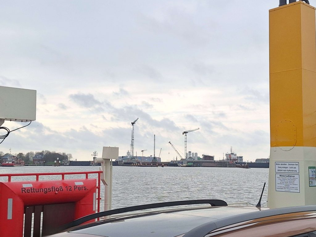 Fähre in Brunsbüttel mit Blick auf Kräne und Hafenanlagen – Überfahrt über den Nord-Ostsee-Kanal auf panikontour.de
