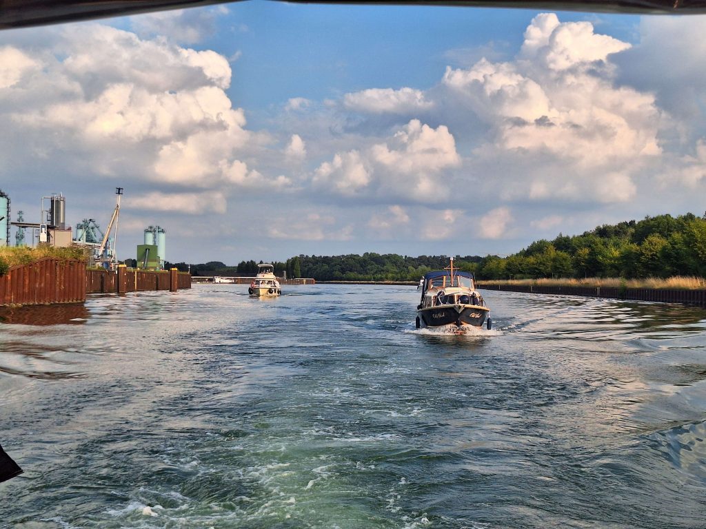 Boote fahren über den Kanal bei Gütersloh – Sommertag mit blauem Himmel und Wasserreflexionen auf panikontour.de