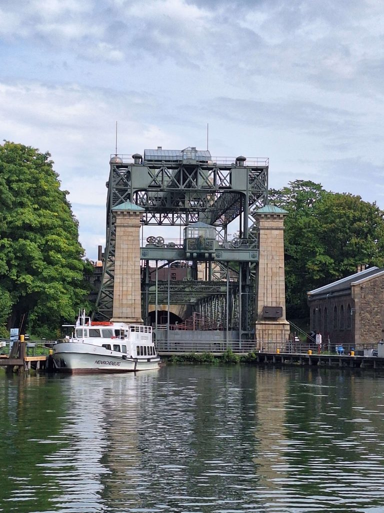 Schiffshebewerk Henrichenburg mit Ausflugsboot – historisches Industriedenkmal am Kanal auf panikontour.de