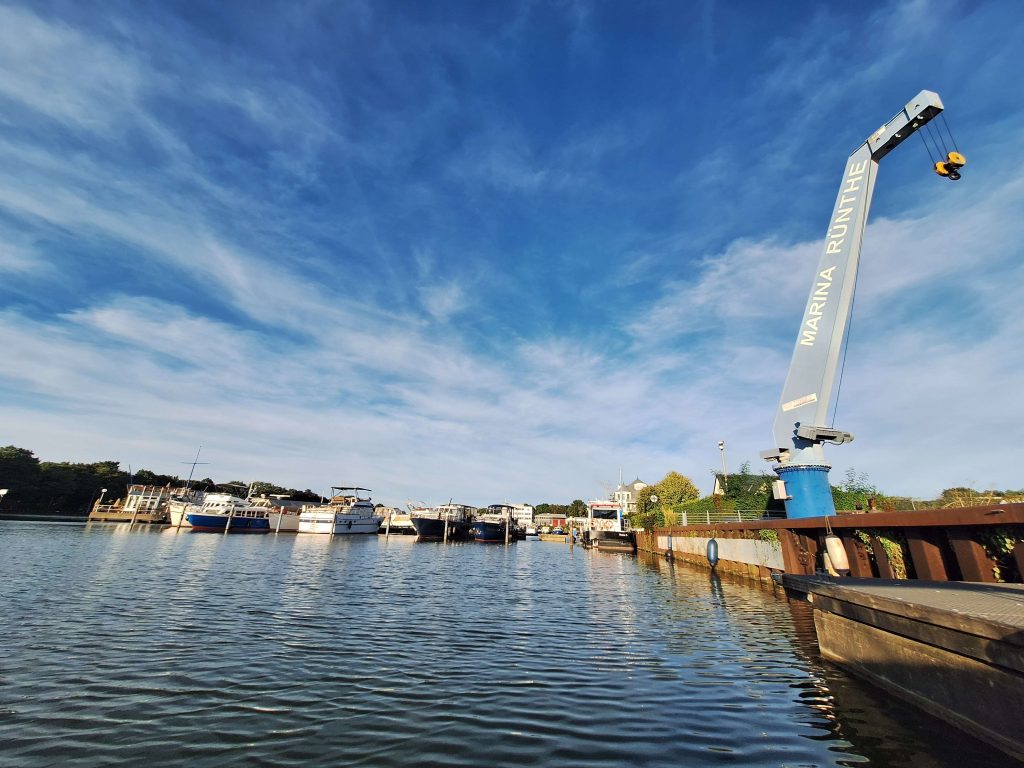 Marina Rünthe mit Booten im Hafen bei Sonnenschein und blauem Himmel – idyllischer Bootshafen auf panikontour.de
