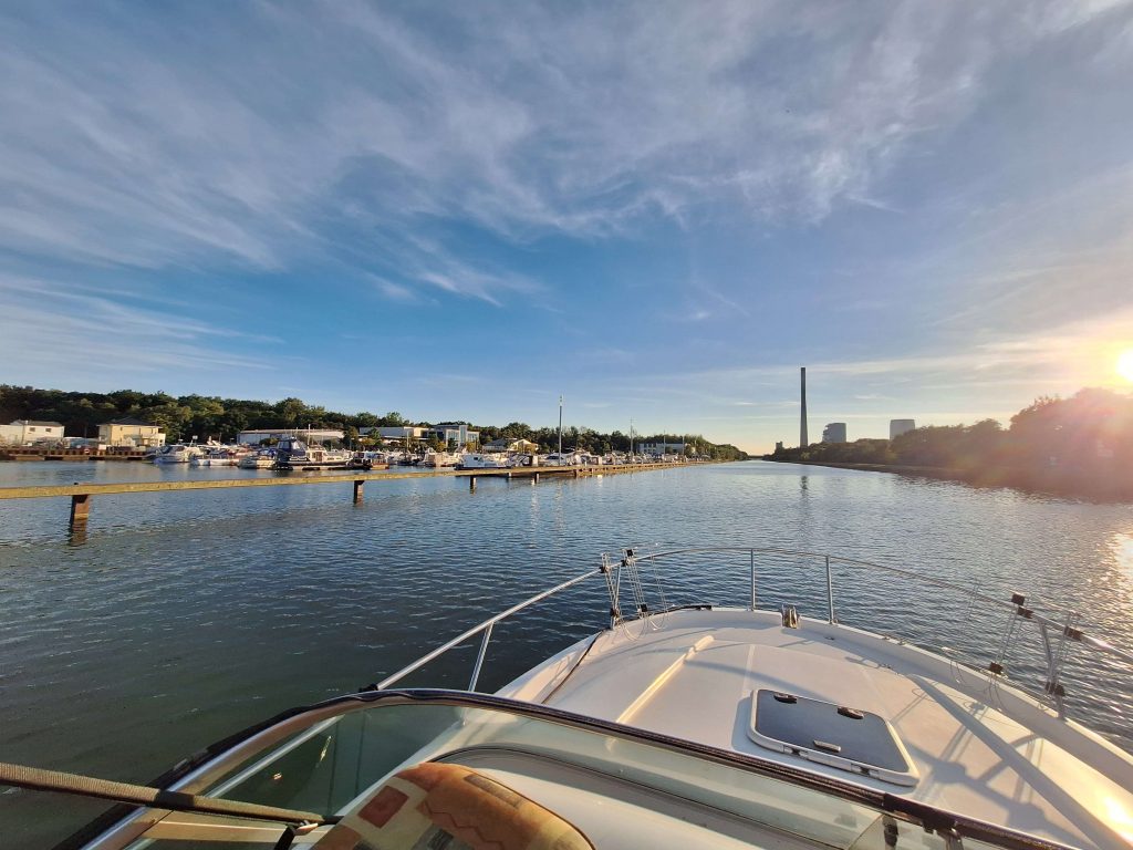 Abendstimmung im Bootshafen mit Sonnenuntergang und Boot auf dem Wasser – Ruhe und Entspannung auf panikontour.de