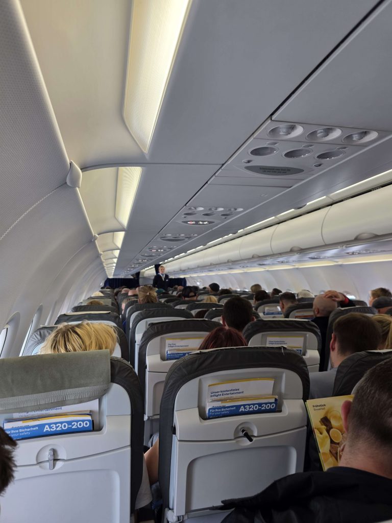 Blick in das Innere eines Flugzeugs Airbus A320-200 kurz vor dem Start – Reisebeginn nach Gran Canaria auf panikontour.de