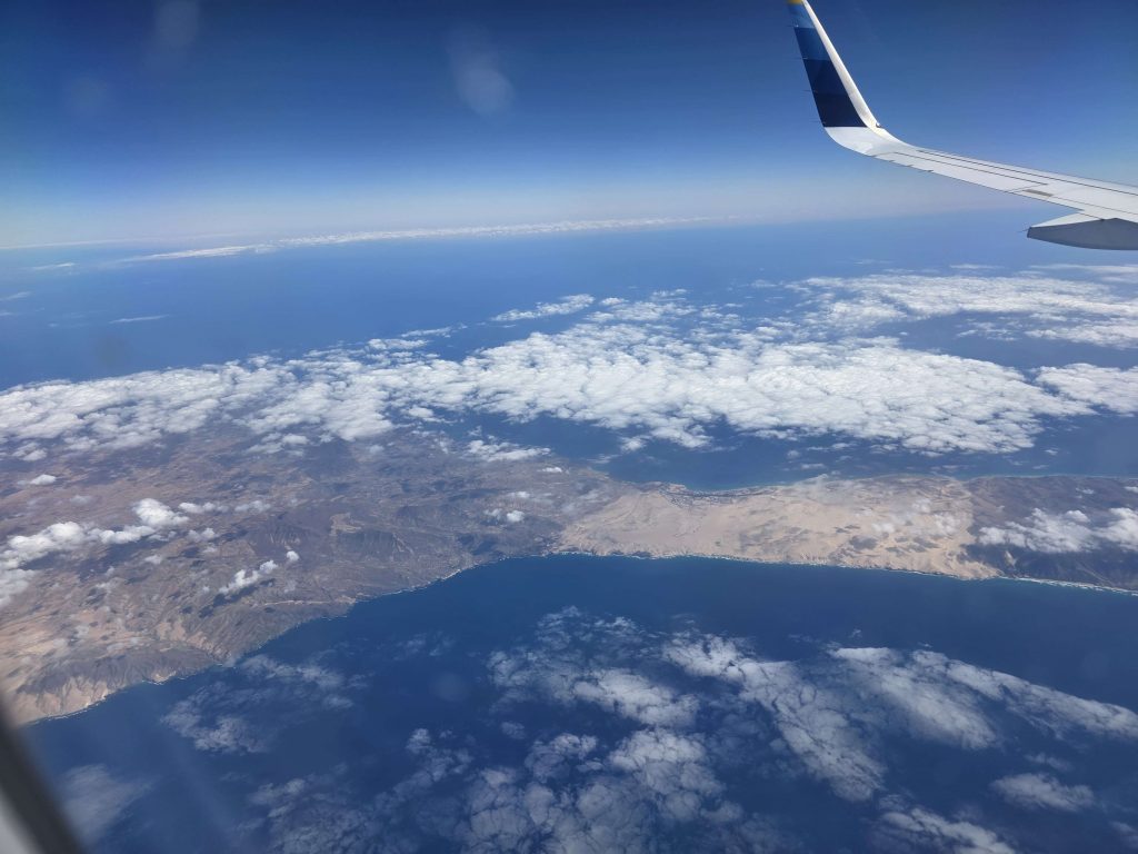 Blick aus dem Flugzeug auf Gran Canaria und den Atlantik – Anflug auf die Kanarischen Inseln bei Sonnenschein auf panikontour.de