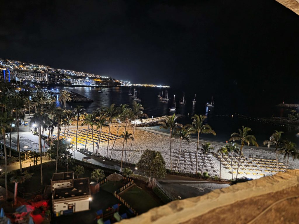 Beleuchteter Anfi Beach auf Gran Canaria bei Nacht mit Palmen und Segelbooten – Urlaubsstimmung und Meeresblick auf panikontour.de