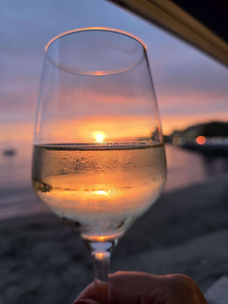 Weißweinglas mit Sonnenuntergang am Strand von Gran Canaria – Abendstimmung und Meeresblick auf panikontour.de