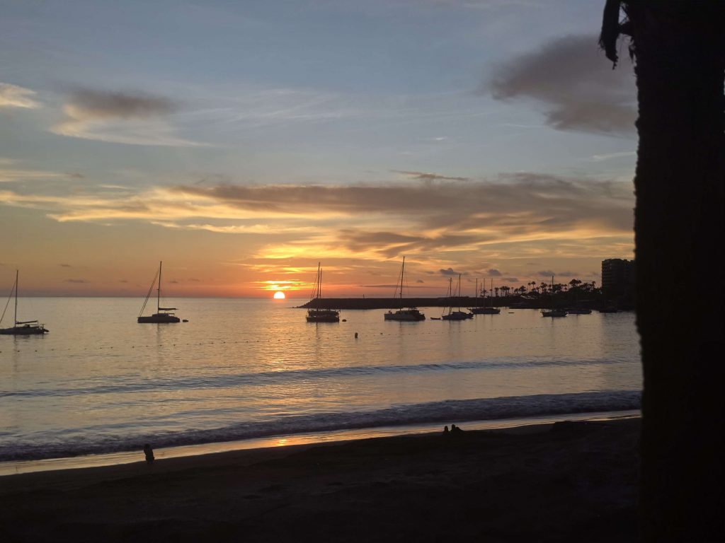 Sonnenuntergang über dem Meer bei Anfi del Mar auf Gran Canaria mit Segelbooten im Vordergrund – stimmungsvolle Abendstimmung auf panikontour.de