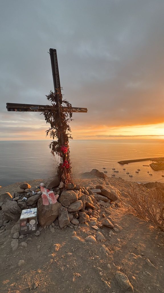 Kreuz auf einer Klippe über dem Meer bei Sonnenuntergang in Anfi del Mar, Gran Canaria – emotionales Landschaftsfoto auf panikontour.de