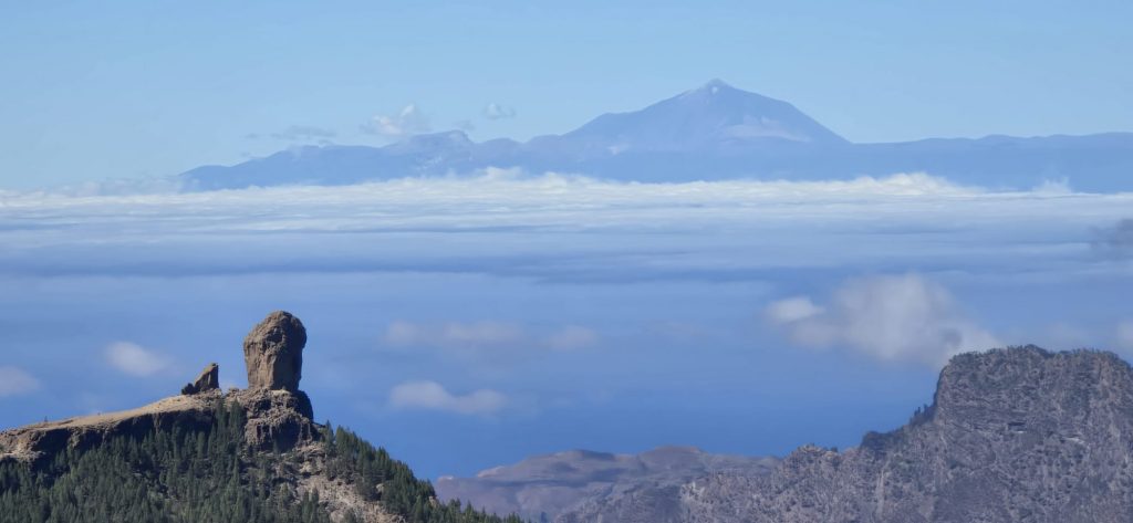 Panoramablick auf Roque Nublo und Teide auf Teneriffa mit Wolkenmeer – Berglandschaft Gran Canaria auf panikontour.de