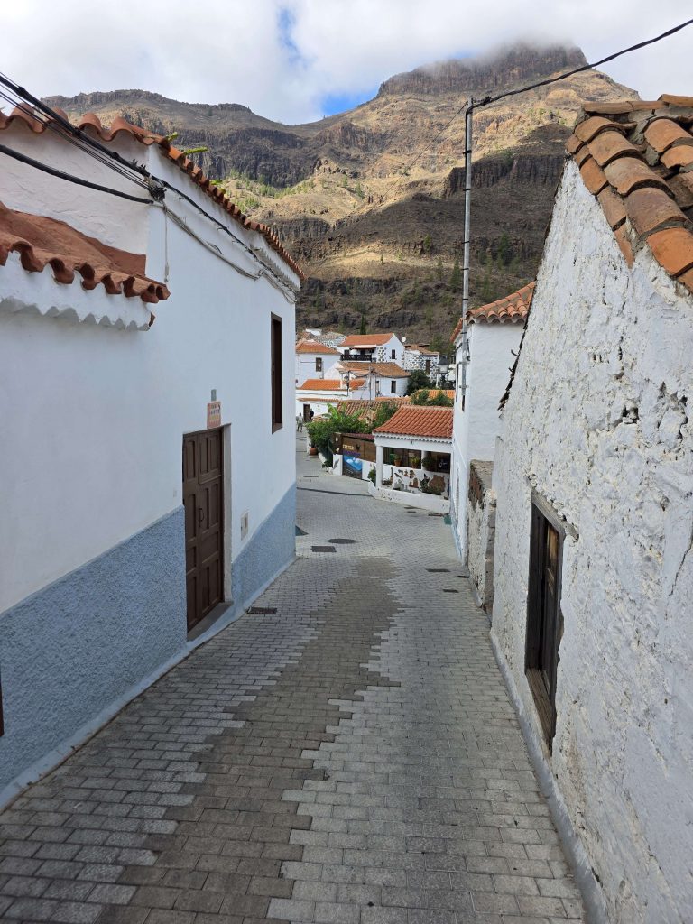 Gasse im Bergdorf San Bartolomé auf Gran Canaria mit weißen Häusern und Bergkulisse – authentisches Kanarisches Dorf auf panikontour.de