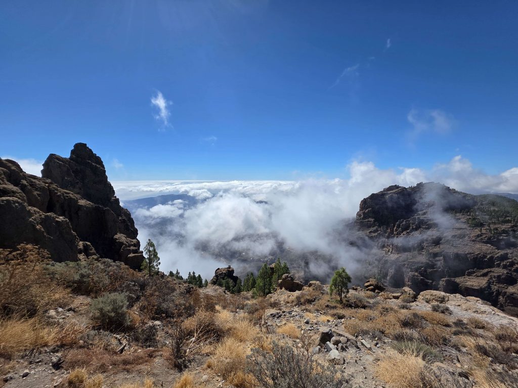 Blick über die Berge Gran Canarias mit ziehenden Wolken und klarem Himmel – Naturaufnahme in den Höhen der Insel auf panikontour.de