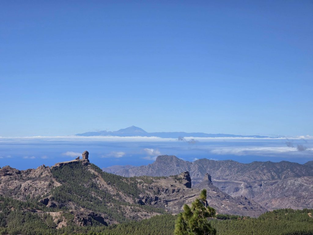 Panoramablick auf den Roque Nublo und den Teide auf Teneriffa vom Zentrum Gran Canarias aus – Landschaftsaufnahme über den Wolken auf panikontour.de