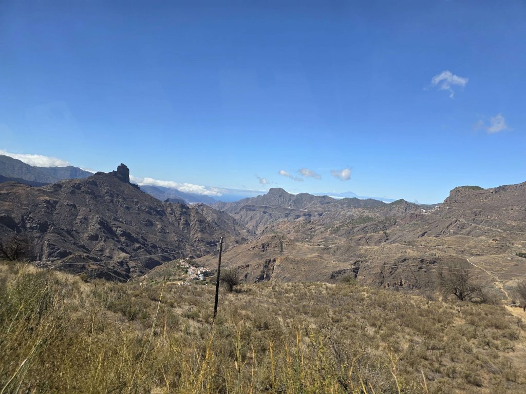 Panoramablick über die Berglandschaft Gran Canarias mit Roque Bentayga und kleinen Bergdörfern – Naturaufnahme mit weitem Horizont auf panikontour.de