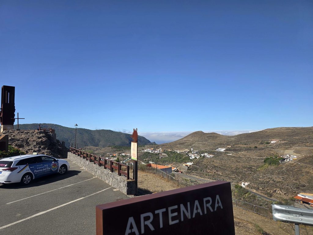 Blick über das Bergdorf Artenara auf Gran Canaria – Aussichtspunkt mit Kreuz, Bergen und klarer Sicht auf panikontour.de