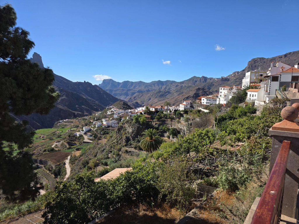 Blick auf das Bergdorf Tejeda auf Gran Canaria mit weißen Häusern, Palmen und Bergpanorama – Reisefoto auf panikontour.de
