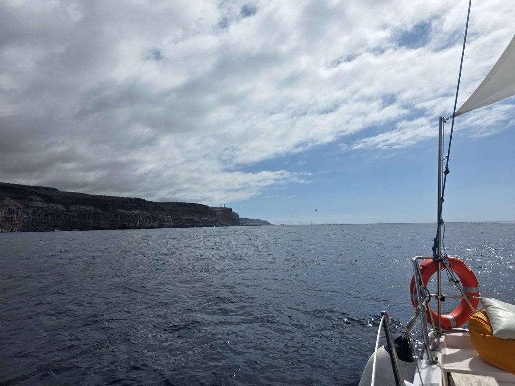 Sonnenreflexion auf dem Meer vor Gran Canaria – Blick vom Boot auf die glitzernden Wellen bei panikontour.de