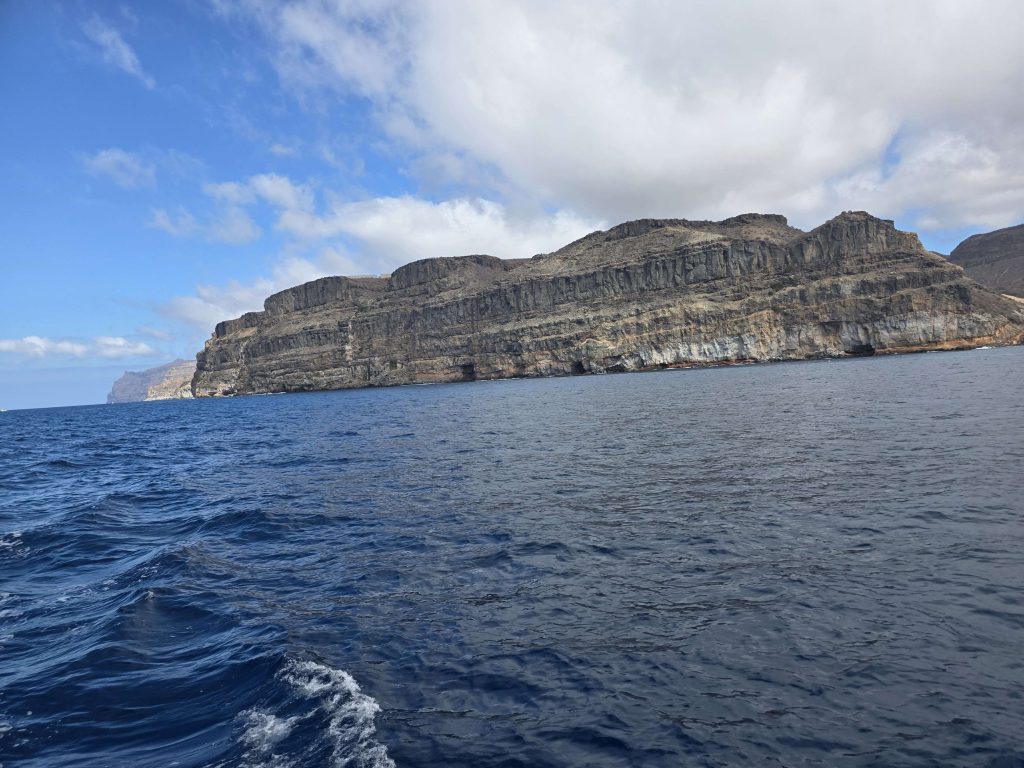 Steilküste im Südwesten von Gran Canaria vom Boot aus gesehen – Felsformationen über dem Atlantik auf panikontour.de