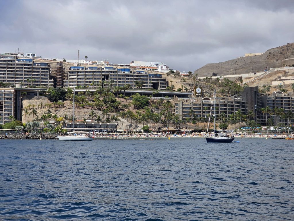 Blick vom Boot auf Patalavaca Gran Canaria – Strand, Hotels und Segelboote auf panikontour.de