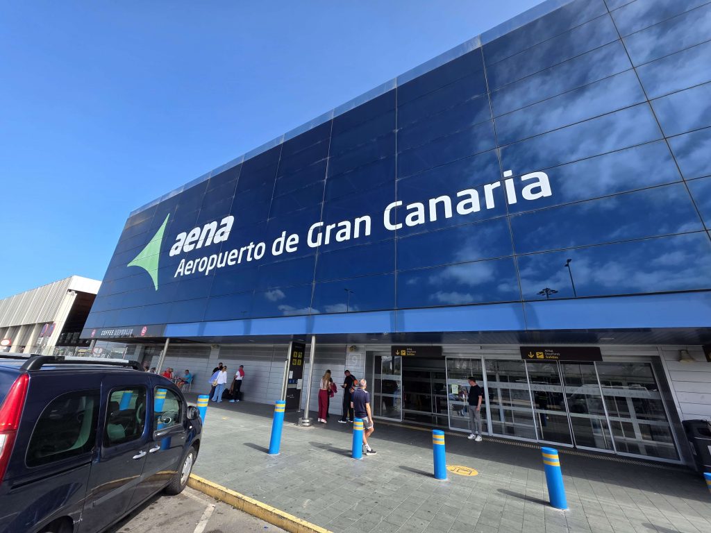 Flughafen Gran Canaria – Eingang des Aeropuerto de Gran Canaria bei Sonne und blauem Himmel auf panikontour.de