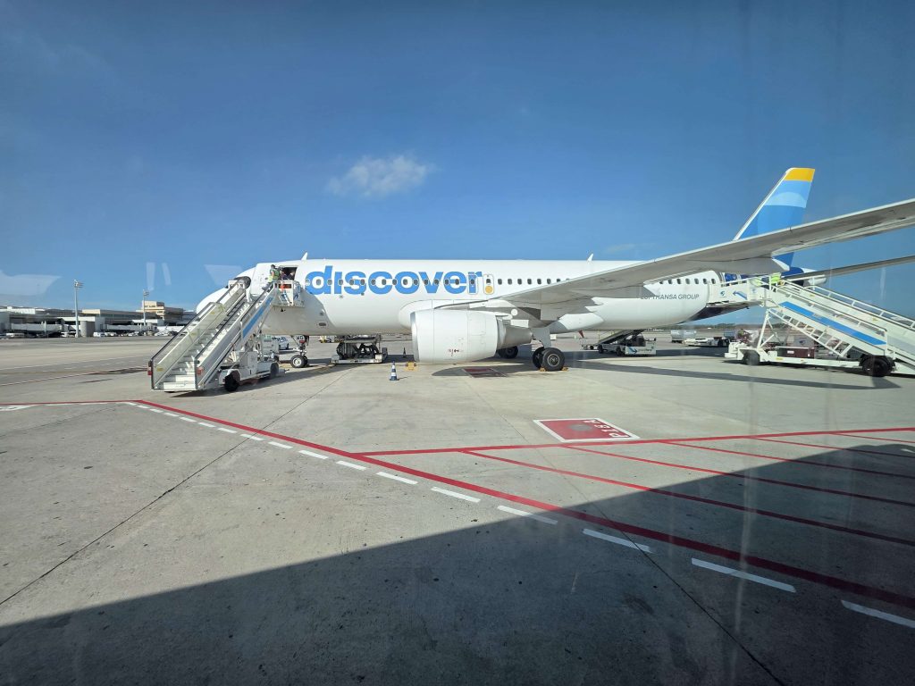 Discover Airlines Flugzeug auf dem Flughafen Gran Canaria – Rückflug nach Deutschland bei Sonne und blauem Himmel auf panikontour.de