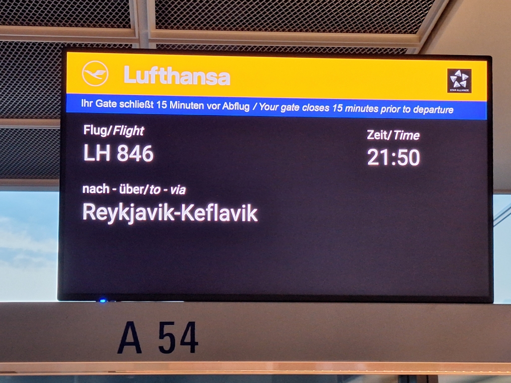 Abfluganzeige am Flughafen für Lufthansa-Flug LH 846 nach Reykjavik-Keflavik, Start der Islandreise