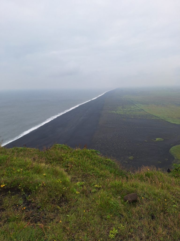 Aussicht von Dyrhólaey auf die endlose schwarze Küste Islands
