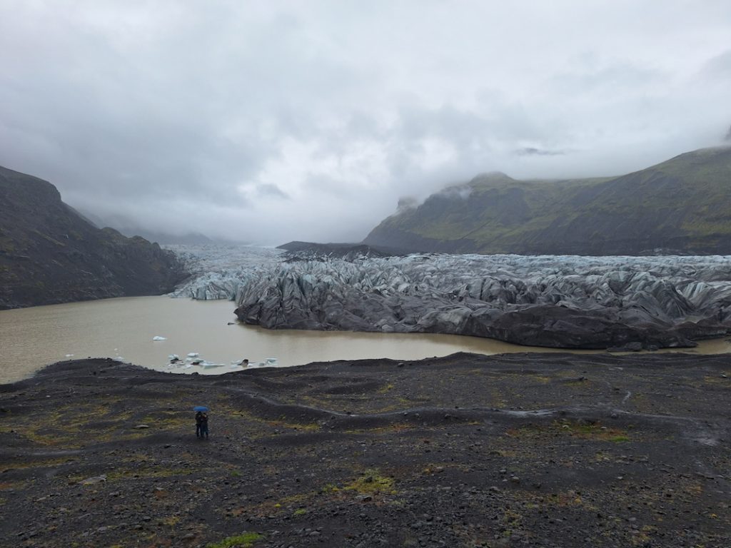 Skaftafellsjökull Gletscher in Island – Eismassen, Nebel und Gletschersee